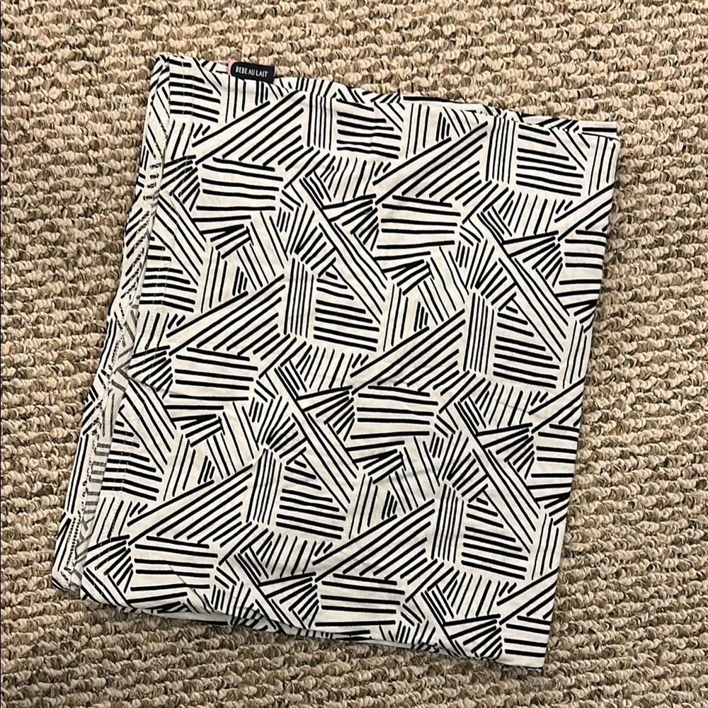 Bebe Au Lait 5 - in- 1 Black and White Geometric Car seat and nursing cover